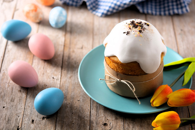 Обои картинки фото праздничные, пасха, столешница, яйца, тарелка, кулич, тюльпаны