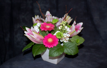 Картинка цветы букеты композиции герберы лилии левкой