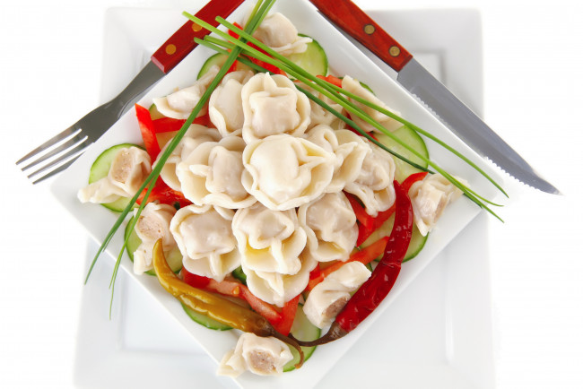 Обои картинки фото еда, пельмени, манты, вареники, огурцы, обед, нож, вилка, тарелка, лук, перец