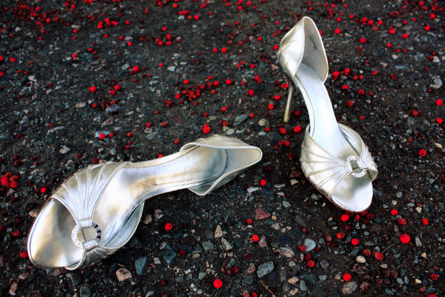 Обои картинки фото разное, одежда, обувь, текстиль, экипировка, туфли, ягоды