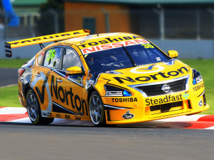 Картинка спорт автоспорт трасса желтый 2013г l33 supercar altima v8 nissan скорость