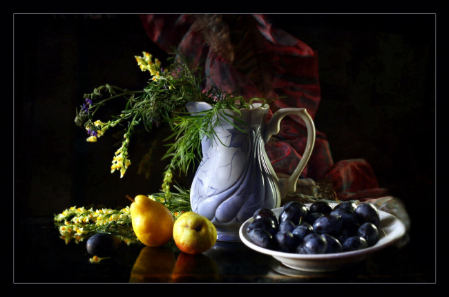 Обои картинки фото еда, натюрморт, кувшин, груши, сливы