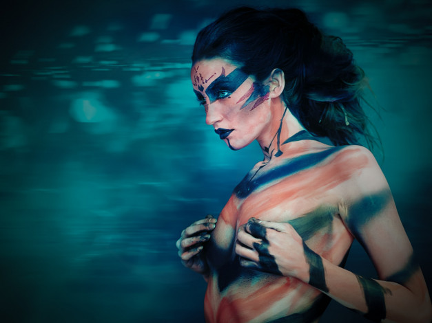 Обои картинки фото девушки, -unsort , креатив, фон, модель, боди-арт