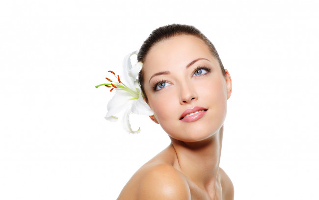 Обои картинки фото девушки, -unsort , лица,  портреты, лилия, цветок, улыбка, лицо