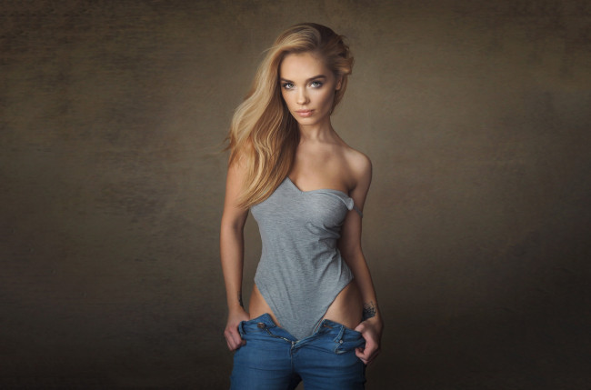 Обои картинки фото девушки, -unsort , брюнетки,  шатенки, джинсы, тату