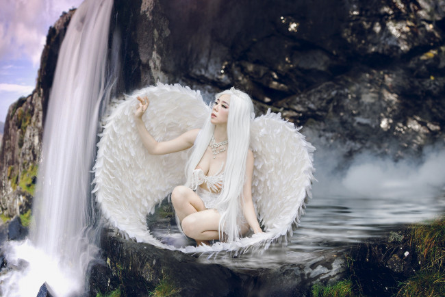 Обои картинки фото девушки, -unsort , креатив, перья, вода, азиатка, крылья, водопад, стиль, лебёдушка, поза, девушка