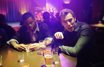 Картинка кино+фильмы 90210 парни вечеринка бар разговор беверли хилз диксон