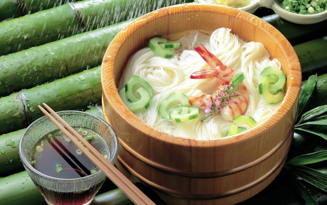 Обои картинки фото еда, макаронные блюда, креветки, соус, лапша