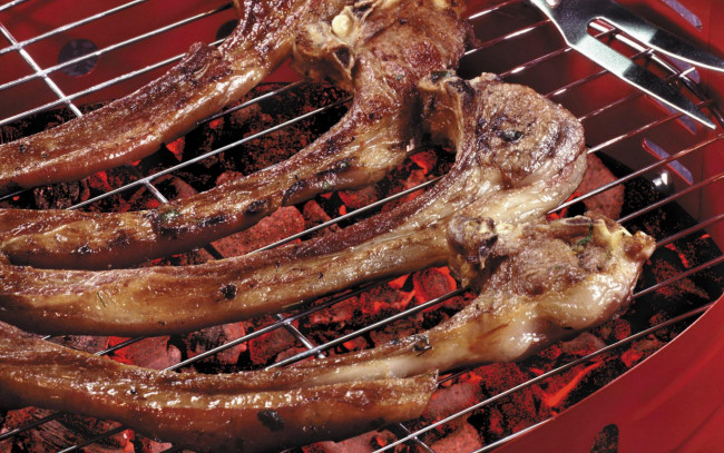 Обои картинки фото еда, шашлык,  барбекю, огонь, ребрышки, решетка