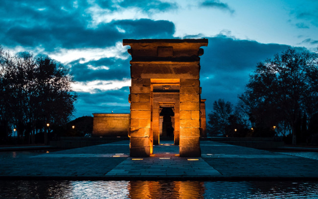 Обои картинки фото города, мадрид , испания, тучи, огни, вечер