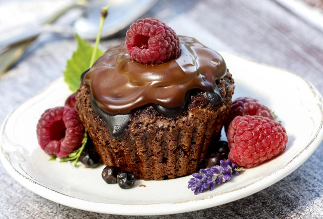 Обои картинки фото еда, пирожные,  кексы,  печенье, лакомство, десерт, кекс, малина, глазурь