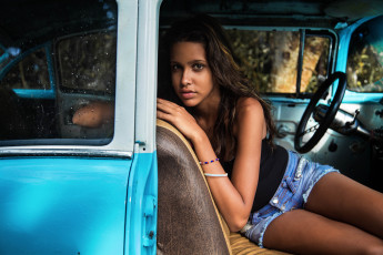 Картинка автомобили -авто+с+девушками взгляд красотка автомобиль макияж смуглая шорты девушка модель брюнетка