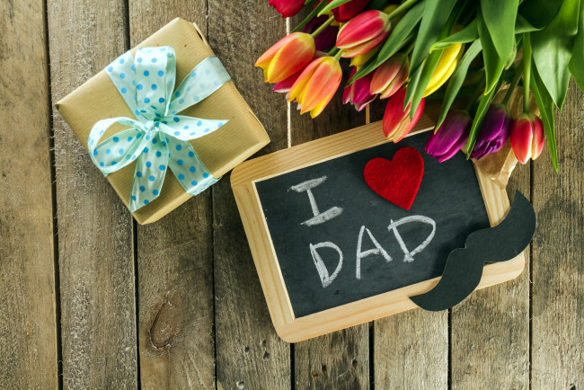 Обои картинки фото праздничные, день отца, подарок, надпись, тюльпаны