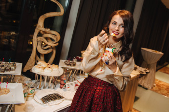 Картинка музыка сати+казанова певица блузка юбка фуршет