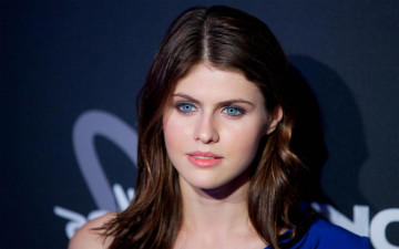 Картинка alexandra+daddario девушки alexandra daddario девушка актриса брюнетка поза взгляд красотка стройная сексуальная портрет лицо причёска макияж