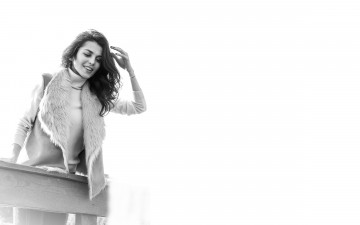 Картинка музыка сати+казанова певица мех черно-белая