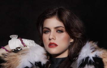 Картинка alexandra+daddario девушки alexandra daddario девушка актриса брюнетка поза взгляд красотка стройная сексуальная портрет лицо причёска макияж