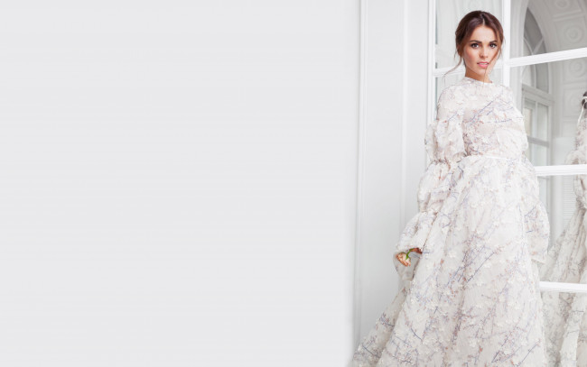 Обои картинки фото музыка, сати казанова, певица, платье, зеркало