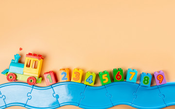 Картинка разное игрушки паровозик цифры кубики
