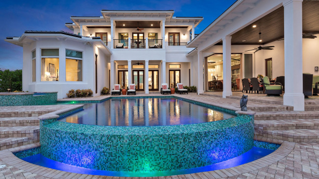 Обои картинки фото интерьер, бассейны,  открытые площадки, дизайн, стиль, вилла, вечер, бассейн, освещение, архитектура, фасад