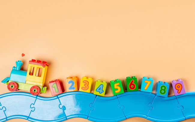 Обои картинки фото разное, игрушки, паровозик, цифры, кубики