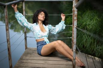 Картинка бестия девушки -+брюнетки +шатенки девушка женщина брюнетка темноволосая сексуальная модель звезда позирует разная обувь верхняя стильная одежда нижнее эротическое бельё трусы лифчик колготки чулки аксессуары макияж и множество элементов на фотографии