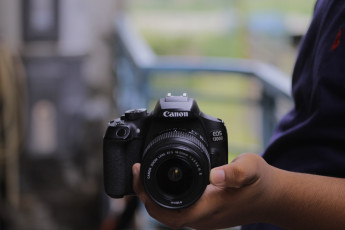 обоя бренды, бренды фотоаппаратов , разное, canon, eos, 1300d, by, aw, multimedia, фотокамера, кэнон