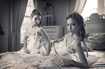 Картинка две+девушки+вместе девушки -+группа+девушек женщины две вместе разные сексуальные модели звёзды позируют разная обувь верхняя стильная одежда нижнее эротическое бельё трусы лифчик аксессуары макияж колготки чулки и множество элементов на фотографии