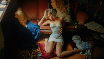 Картинка бестия девушки -+блондинки +светловолосые девушка женщина блондинка светловолосая сексуальная модель звезда позирует разная обувь верхняя стильная одежда нижнее эротическое бельё трусы лифчик колготки чулки аксессуары макияж и множество элементов на фотографии