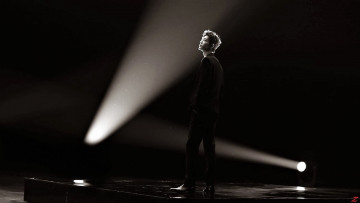 Картинка мужчины xiao+zhan актер костюм лучи сцена