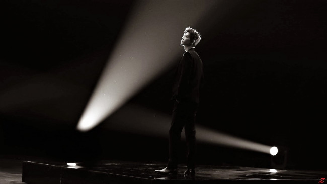 Обои картинки фото мужчины, xiao zhan, актер, костюм, лучи, сцена