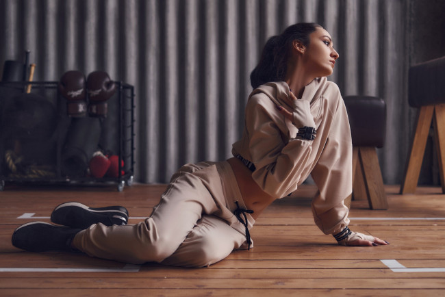 Обои картинки фото бестия, девушки, - брюнетки,  шатенки, девушка, женщина, брюнетка, темноволосая, сексуальная, модель, звезда, позирует, разная, обувь, верхняя, стильная, одежда, нижнее, эротическое, бельё, трусы, лифчик, колготки, чулки, аксессуары, макияж, и, множество, элементов, на, фотографии