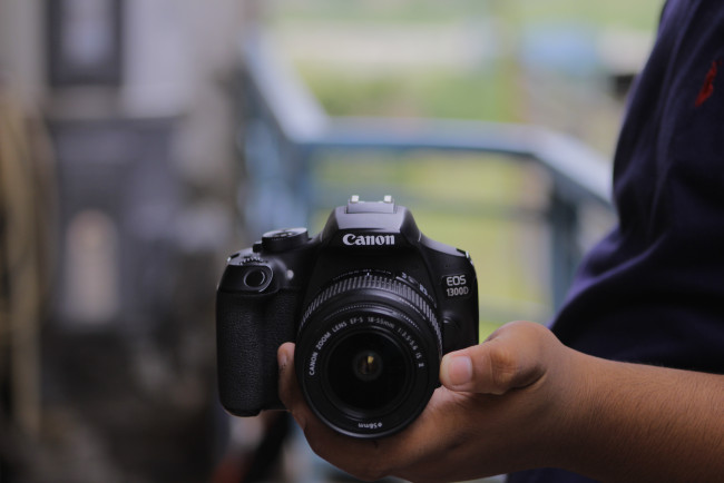 Обои картинки фото бренды, бренды фотоаппаратов , разное, canon, eos, 1300d, by, aw, multimedia, фотокамера, кэнон