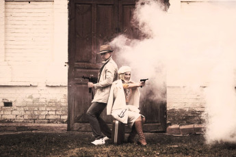 Картинка девушки анна+шаховская косплей образы бонни и клайд оружие дым здание дверь чемодан