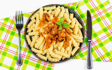 обоя еда, макароны,  макаронные блюда, базилик, паста, спиральки, соус