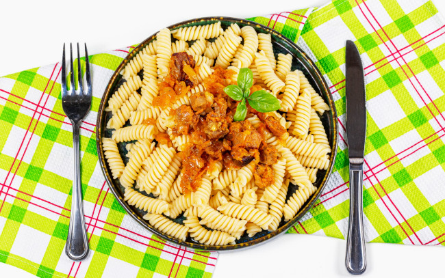 Обои картинки фото еда, макароны,  макаронные блюда, базилик, паста, спиральки, соус