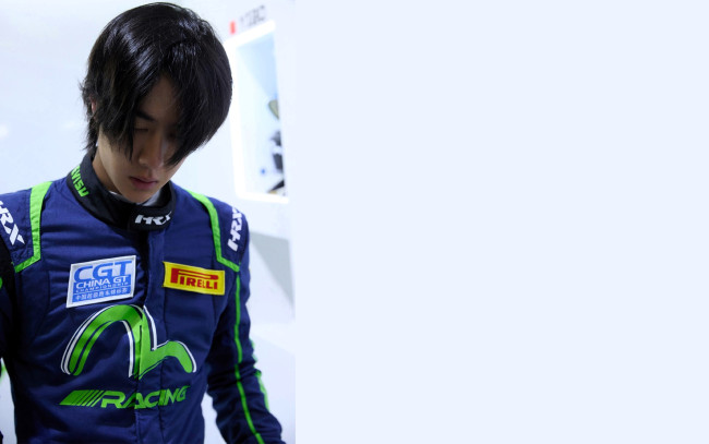 Обои картинки фото мужчины, wang yi bo, актер, гонщик, костюм, комбинезон