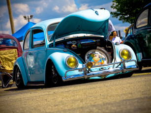 Картинка автомобили выставки уличные фото