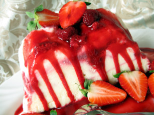 Картинка еда мороженое десерты соус клубника десерт