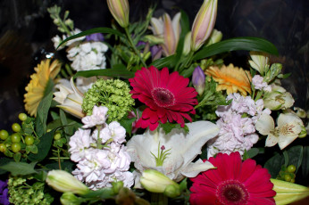 Картинка цветы букеты композиции герберы альстромерия гортензия лилии левкой