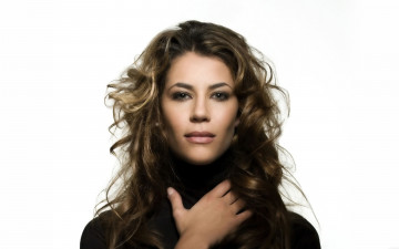 Картинка Karima+Adebibe девушки   жест