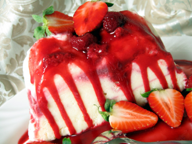 Обои картинки фото еда, мороженое, десерты, соус, клубника, десерт