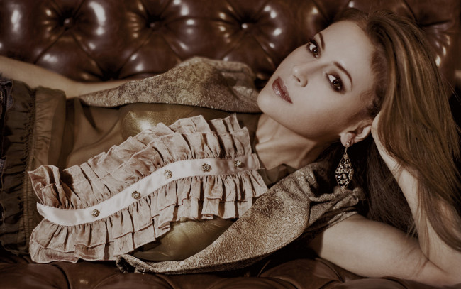 Обои картинки фото Alyssa Milano, девушки, , , блуза, серьги