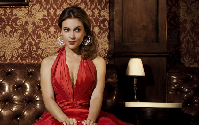 Обои картинки фото Alyssa Milano, девушки, , , вечернее, платье, декольте, серьги