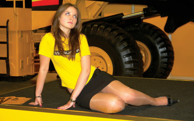 Обои картинки фото -Unsort Блондинки, девушки, unsort, блондинки, юбка, футболка, туфли, колеса