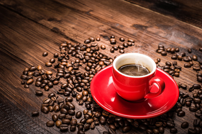 Обои картинки фото еда, кофе, кофейные, зёрна, чашка, красная, блюдце, пар, зерна