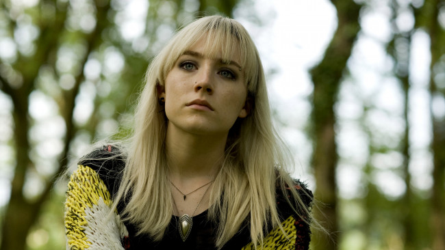 Обои картинки фото кино фильмы, how i live now, лес, украшение, свитер, блондинка, актриса, портрет, how, i, live, now, saorise, ronan