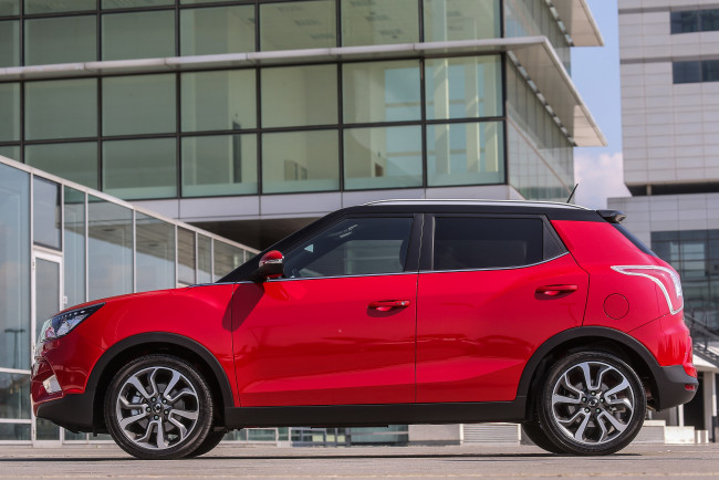 Обои картинки фото автомобили, ssang yong, tivoli, 2015г, ssangyong, красный