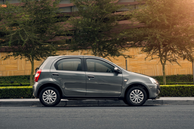 Обои картинки фото автомобили, toyota, hatchback, 2015г, za-spec, etios