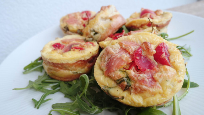 Обои картинки фото еда, блины,  оладьи, руккола, ветчина